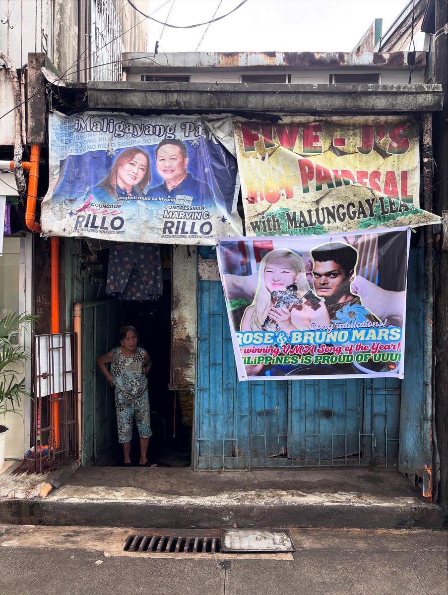 BLACKPINKGLOBAL's tweet photo. Bruno Mars posted a tarpaulin in the Philippines congratulating him and ROSÉ for winning “Song of the Year” at the VMAs — except the man in the photo wasn’t actually him. 😂 https://t.co/59TMDak13V