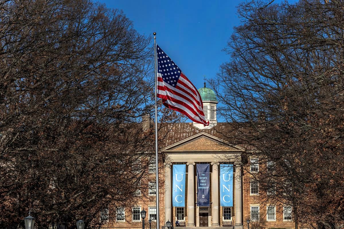 unccollege's tweet photo. Eleven @UNC historians collaborated to create a trailblazing new textbook covering key primary documents in U.S. history.

The book was published by @UNChistory with support from @UNC_Press and is free for all #UNC System students through NC Live https://t.co/l6vXmiXfbn https://t.co/hgHAbic1RE