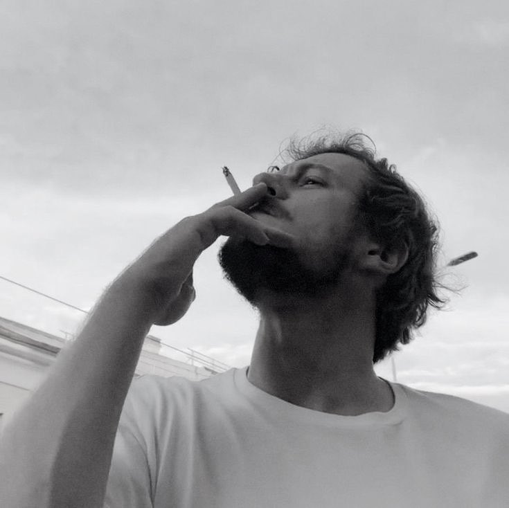 (это могла быть та самая фотка, но у меня 169 подписчиков)

выгуливаю кота леопольда: