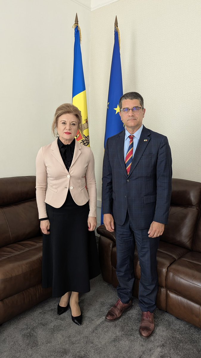 Am discutat astăzi cu doamna Ambasador Jana Costachi despre alegerile pentru Parlamentul
Republicii Moldova de duminică 28 septembrie și despre numărul mare de secții de votare care vor fi deschise în Irlanda. Îi încurajez și eu pe cei cu dublă cetățenie 🇷🇴🇲🇩 să participe la vot!