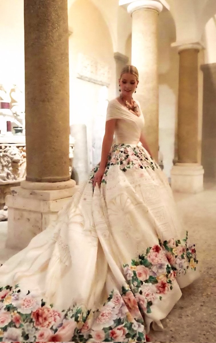 💜The Office of FAYE a ROYALIST NZ MAORI 👑💜 (@fayearohanui51) on Twitter photo DOLCE & GABBANA  Lady Kitty Spencer DOLCE & GABBANA  Lady Kitty Spencer