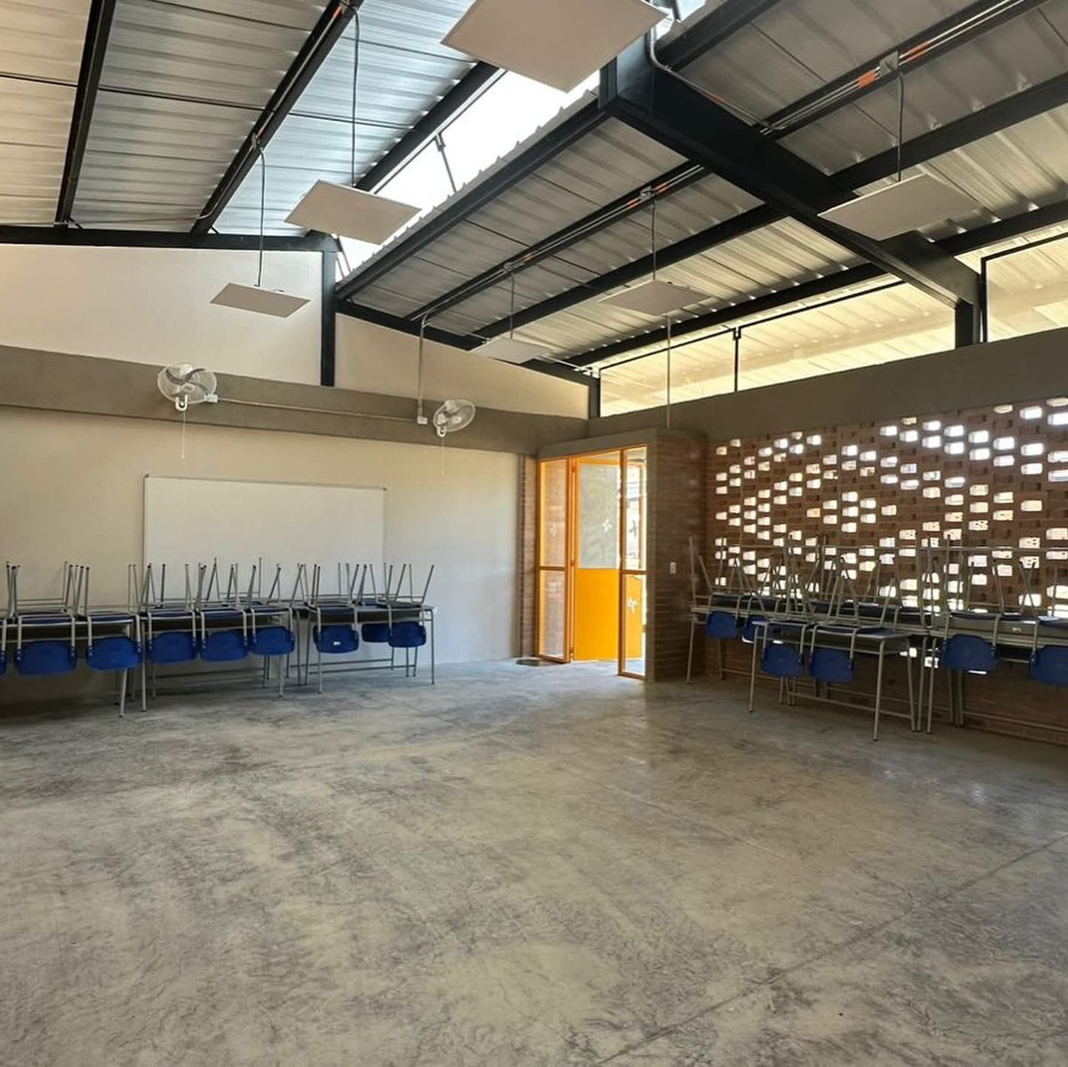 Gracias <a href="/shakira/">Shakira</a> por abrir las puertas de la esperanza en Tibú. 🌱📚
La nueva escuela Pies Descalzos en el Catatumbo será motor de transformación para nuestra niñez y nuestra región.

#Catatumbo #EducaciónEsEsperanza