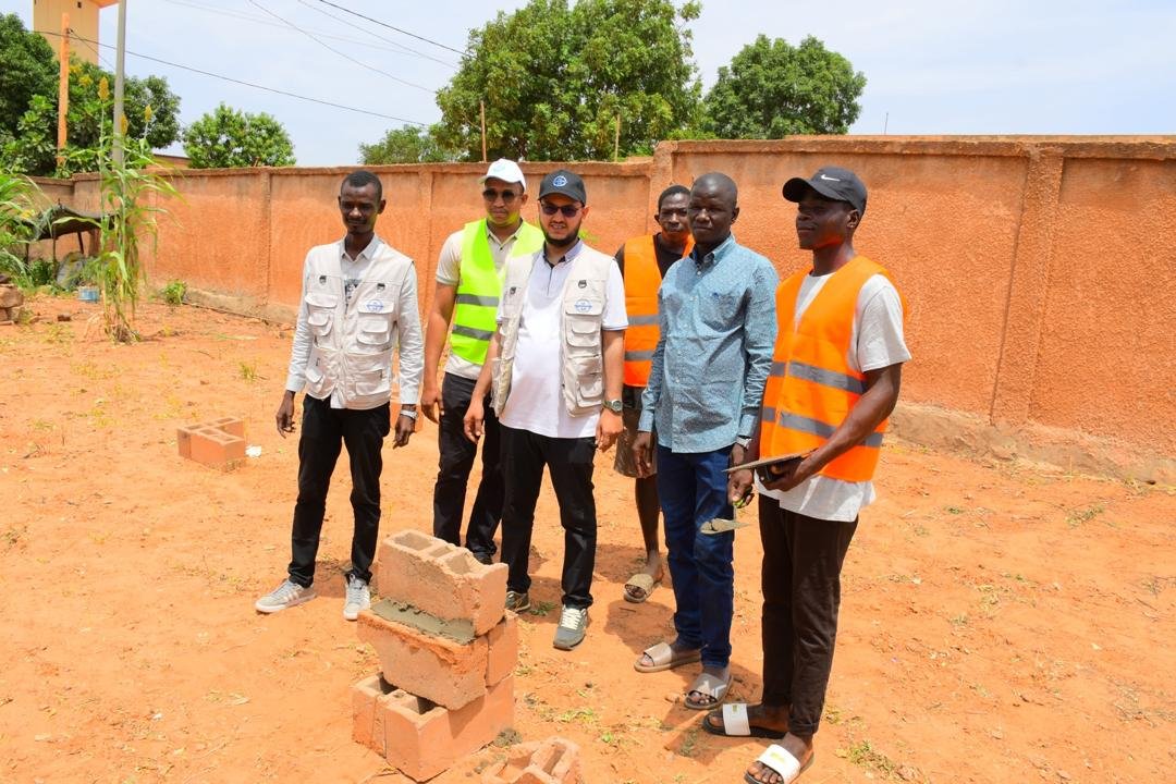 ansh_ong's tweet photo. Ce matin, l’ONG ANSH, avec le soutien du FON, a lancé les travaux de construction d’un bloc de latrines et de kits de lavage des mains à l’École Primaire Koubia Kaina 2.
Nous restons engagés pour un meilleur cadre d’apprentissage !
#hygiene #rentreescolaire https://t.co/ETJ95hnNCb