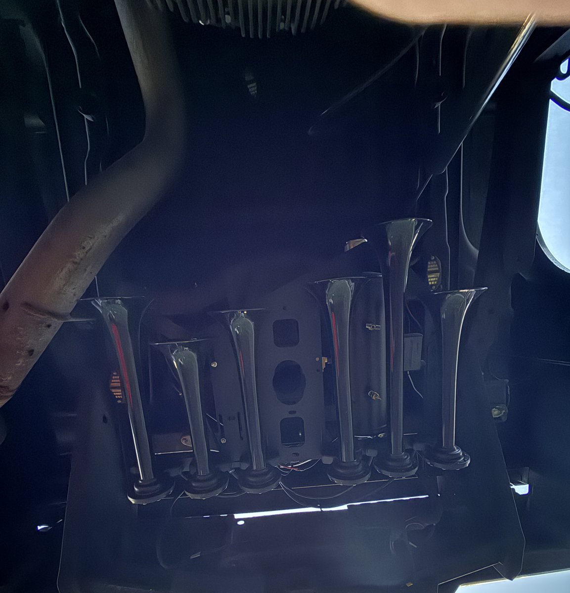 Hornblasters tweet media