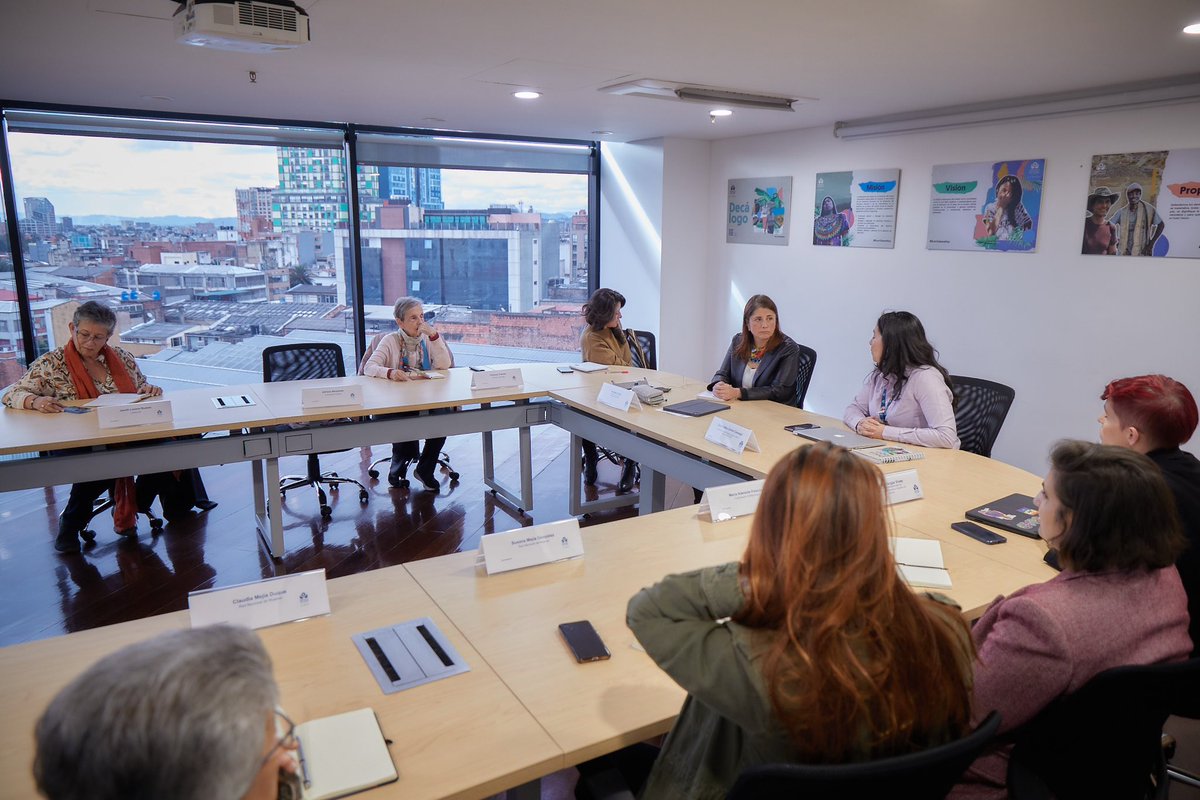 DefensoriaCol's tweet photo. La Defensora del Pueblo, @MarnIris, se reunió con representantes de organizaciones de mujeres y feministas del país para analizar la agenda nacional en materia de igualdad de género y los desafíos para garantizar los derechos de mujeres y niñas. 

El encuentro permitió revisar los avances alcanzados, los riesgos actuales y la necesidad de fortalecer mecanismos institucionales para el avance de las mujeres. 

(1/2)
