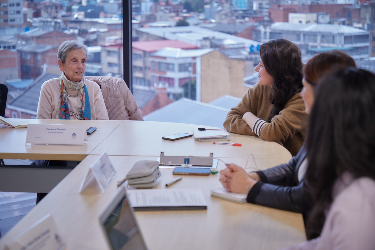 La Defensora del Pueblo, <a href="/MarnIris/">Iris Marín Ortiz</a>, se reunió con representantes de organizaciones de mujeres y feministas del país para analizar la agenda nacional en materia de igualdad de género y los desafíos para garantizar los derechos de mujeres y niñas. 

El encuentro permitió revisar