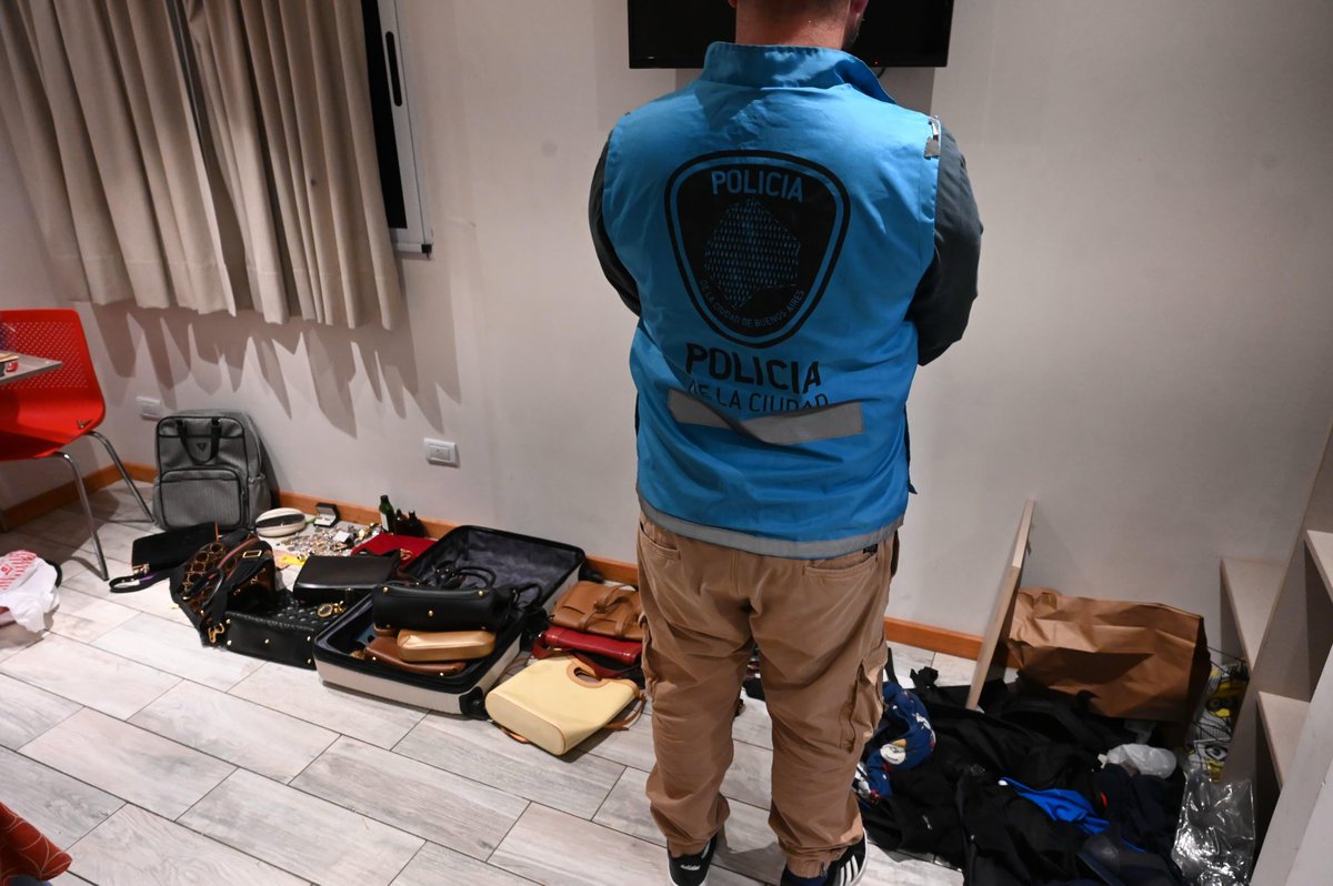 La Policía de la Ciudad de Buenos Aires detuvo esta tarde en los barrios de Once y La Boca a ocho delincuentes, seis chilenos, un colombiano y un venezolano, vinculados al robo en la propiedad de la modelo Carolina “Pampita” Ardohain.