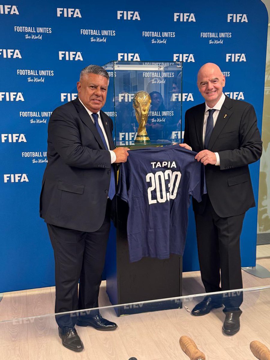 TovigginoPablo's tweet photo. Un Gobierno y un Presidente que odian lo popular, odian al fútbol. Hoy Milei le dio la espalda a la iniciativa más importante de la historia del fútbol sudamericano. Mientras Conmebol aprobaba la propuesta para que el Mundial 2030 se dispute con 64 Selecciones y el grupo completo en Argentina, el Leoncito decidió ningunear la iniciativa y oponerse. Argentina no mandó a nadie a la reunión. No fue Milei, no fue el canciller, no fue nadie. Se ve que sólo le preocupa el “rescate” de los fugadores. Quizá como en FIFA la regla del 3% no funciona, el tema no interesa. Un gobierno que detesta el Carnaval del Fútbol. Por suerte no llegan ni a 2030, perdón ni a 2027 … En Fin