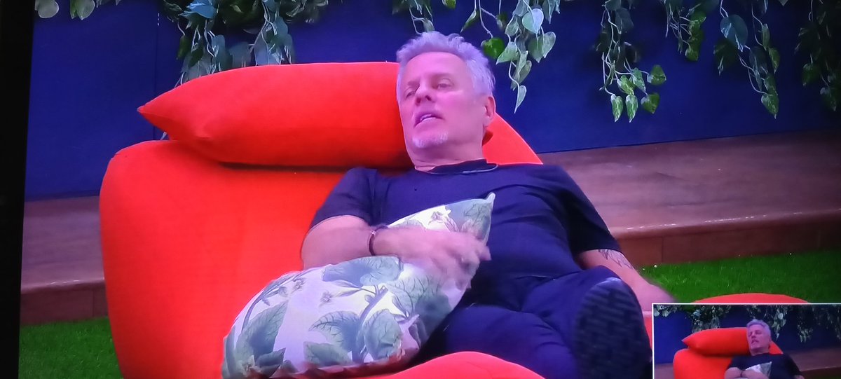 Alexis en el patio viendo el teléfono rojo:

"Ese teléfono nunca ha sonado, ya no tarda en hacerlo" 

#LaCasaDeLosFamososMx
#LaCasaDeLosFamososMxً3