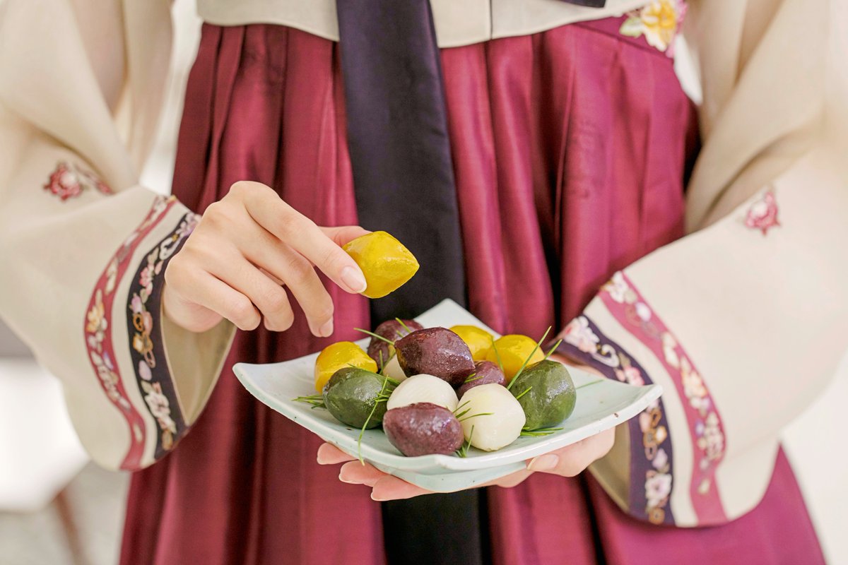 Chuseok, también llamado Hangawi, es una de las fiestas más importantes de Corea. Se celebra en otoño, durante la luna llena más brillante del año, y es un momento para agradecer la cosecha y compartir con la familia 🍂

Durante Chuseok, se realizan rituales tradicionales y