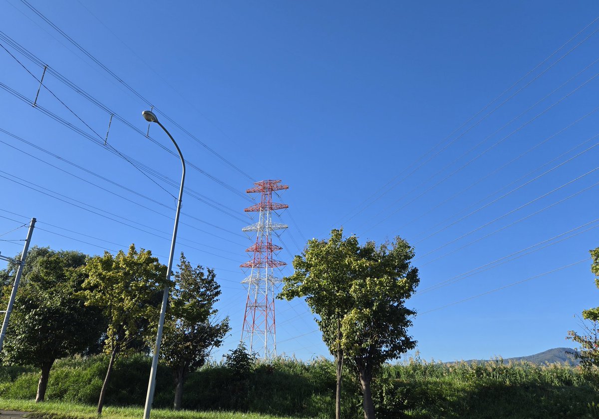 d8trC7wBh8Lslf6's tweet image. ♪澄空の下　遠い町並み　
　ただただ君が
　幸せであればいいから♪
#僕にはこれしかできないけれど
#TERMINAL #SE_NO 
#エビナマスジ　#蝦名摩守俊

16℃。晴れ。北の街の朝ソラ。
どこまでも高い澄空✨
サムイアサだったなぁ😓

休み明け？
気をつけていってらっしゃい。いってきます((🙋