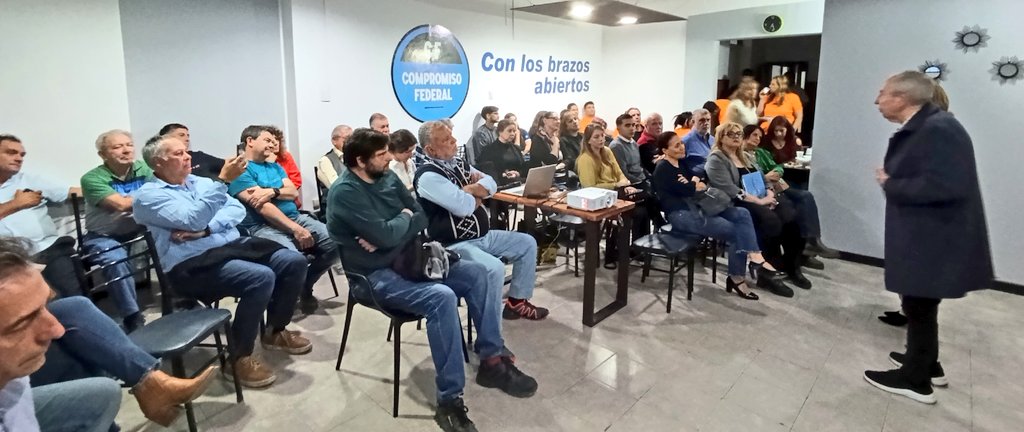 flaviamanoniok's tweet photo. Capacitación de los candidatos sobre Salud con Claudia Iturbe 👩🏻⚕️ @ProvUnidasMza
#DefendamosMendoza
#ProvinciasUnidas
#SenadoraManoni
#Mendoza
#Argentina https://t.co/cLraZ10psc