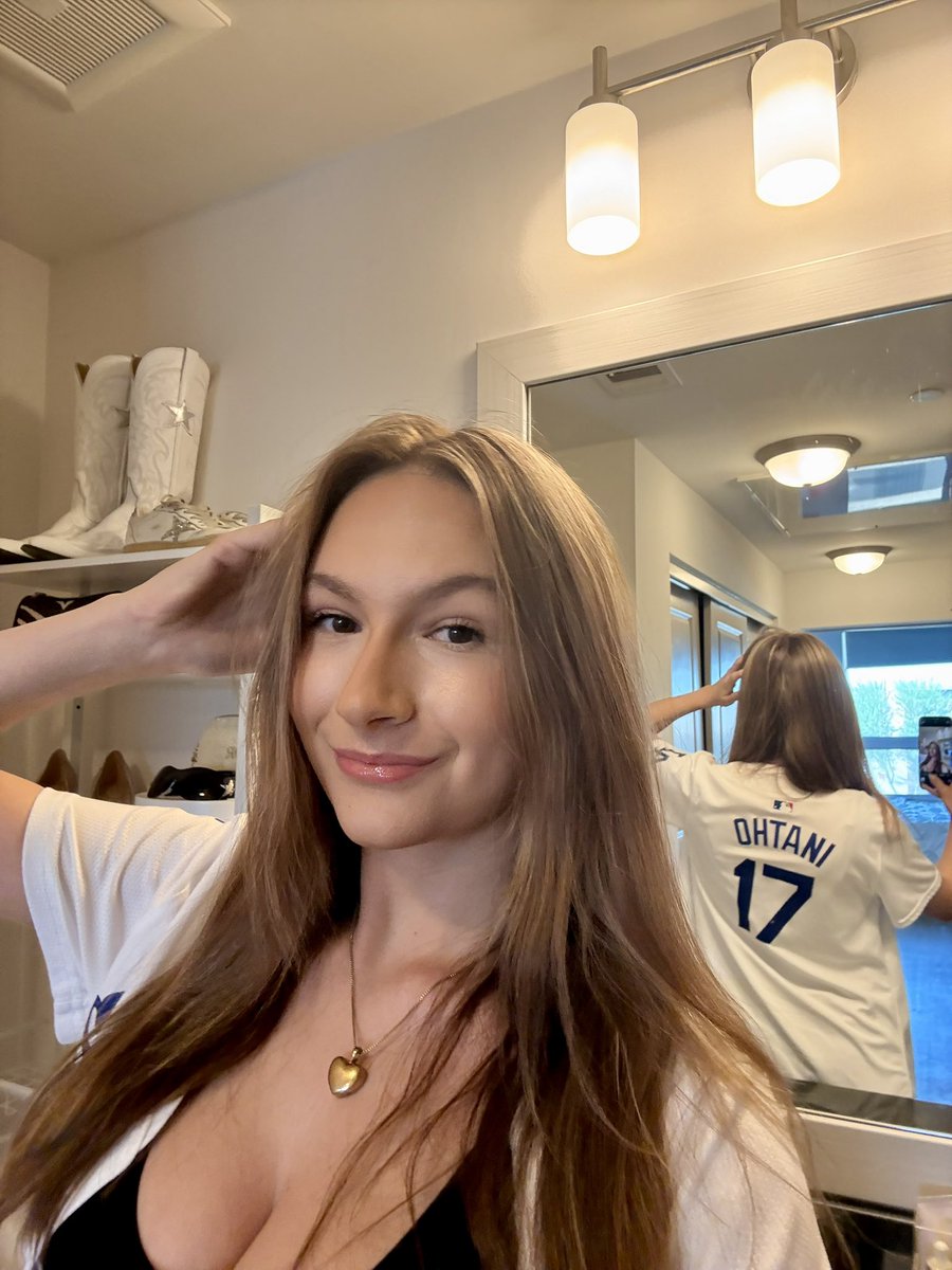 savannahailey_'s tweet image. first Dodger game back as a brunette kinda nervous

also my first Shohei bump day!