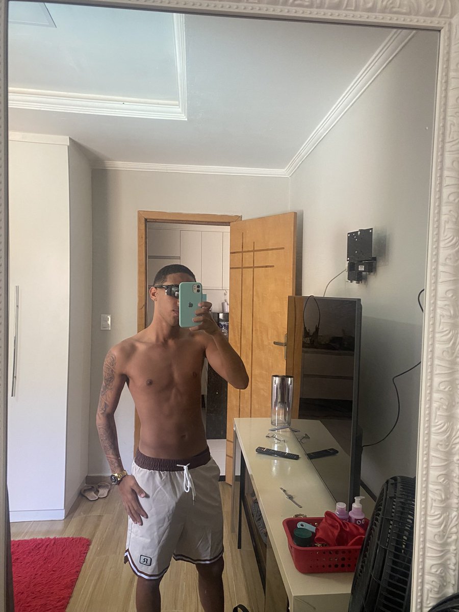finge que eu sou bonito, rs 🤢