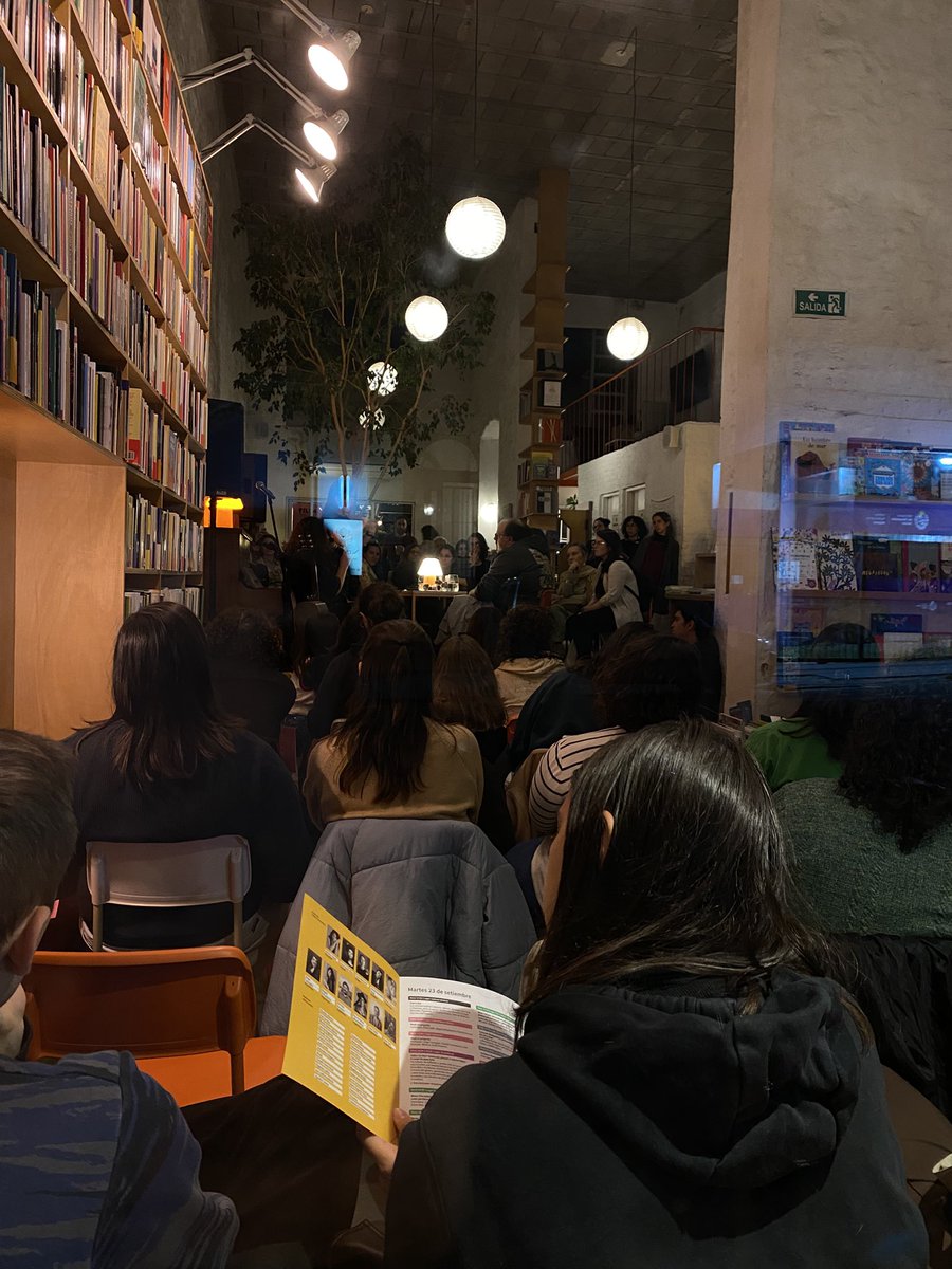 Estamos a tope en nuestra segunda actividad del #FILBA2025. 
Mesa temática sobre PAISAJES DERRUMBADOS con la presencia de Lina Meruane (CHI), Alejandra Gregorio y <a href="/josearenasok/">José Arenas</a>. Modera: <a href="/solesolela/">Sole Castro Lazaroff</a>