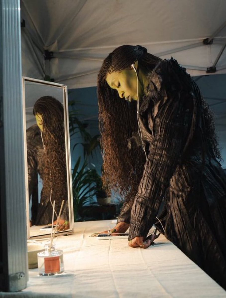 o beetlejuice prestes a entrar no telhado pra cantar seu solo invisível na solidão