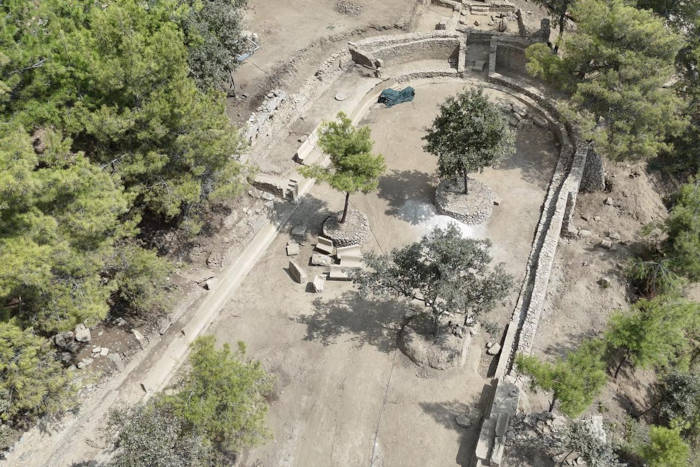 𝗥𝗲𝗺𝗮𝗿𝗸𝗮𝗯𝗹𝗲 𝟭,𝟴𝟬𝟬-𝗬𝗲𝗮𝗿-𝗢𝗹𝗱 𝗦𝘁𝗮𝗱𝗶𝘂𝗺 𝗨𝗻𝗲𝗮𝗿𝘁𝗵𝗲𝗱 𝗶𝗻 𝗧𝘂𝗿𝗸𝗲𝘆'𝘀 𝗦𝘆𝗲𝗱𝗿𝗮
Archaeologists in Turkey have uncovered a spectacular 1,800-year-old Roman stadium at the ancient city of Syedra. This remarkable discovery reveals new insights into