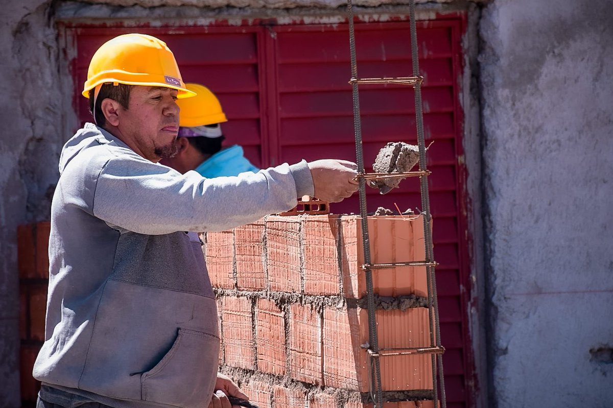 ArielPuy's tweet photo. En #Ulapes reactivamos la construcción de 25 viviendas con fondos netamente provinciales, por decisión del gobernador @QuintelaRicardo.
Esta obra tiene un avance del 55% y demanda una inversión de 2.500 millones de pesos.
Junto a la vicegobernadora @TeresitaMadera, la diputada nacional @GabyPedrali, la senadora @Florelop y el intendente @UrielVargasLR verificamos los trabajos que se llevan a cabo.
La reactivación de obras a través de una política pública federal, renace la esperanza de quienes pudieron recuperar su puesto de trabajo y quienes esperan una vivienda propia.