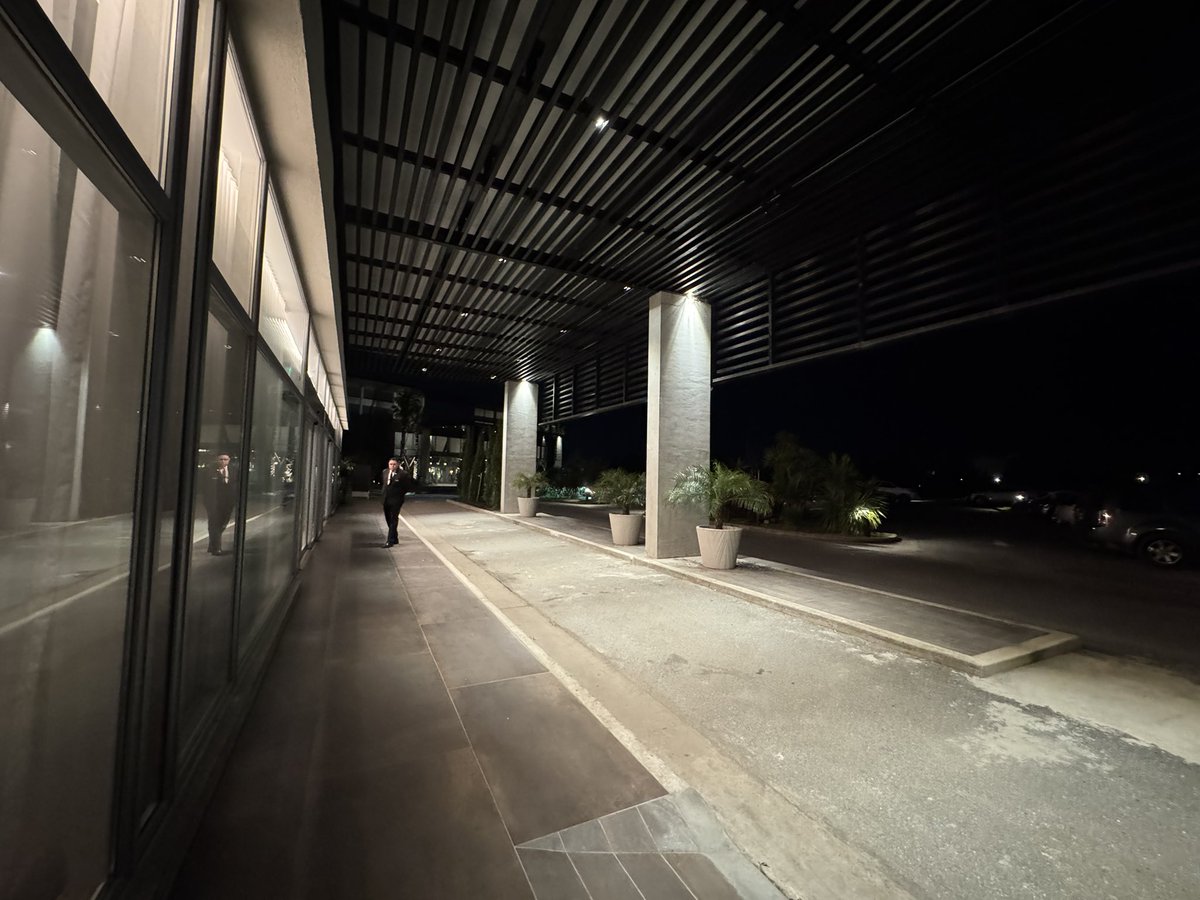 Hotel escolhido pelo Flamengo tem um protocolo de segurança muito rígido e fica dentro de um condomínio de alto padrão. Ninguém pode entrar sem autorização. 

Para vocês terem uma ideia, nem mesmo os ônibus escolares podem entrar para deixar as crianças.