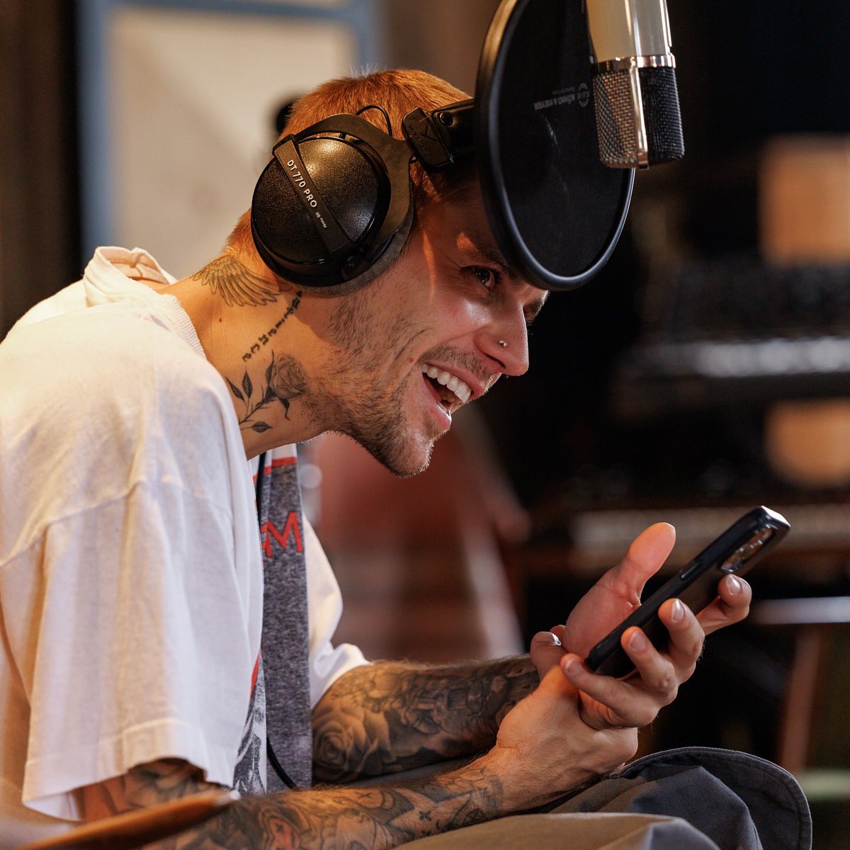 GENTEEEEE, VOCÊS ESTÃO PRONTOS? 🔥🔥🔥

De acordo com HITSDD uma mini tour de 6 a 10 shows em estádios está em preparação pela pela Bieber Family Office e a AEG com shows praticamente já confirmados na América Latina, Ásia e América do Norte