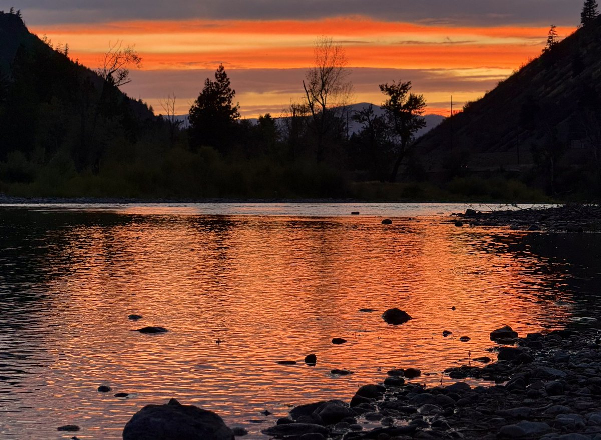 The last summer sunset of 2025. Looking west out of Hellgate canyon along the Clark Fork River. In beautiful Missoula Montana.#Hellgatecanyon #ClarkForkRiver #lastsummersunset #MissoulaMontana