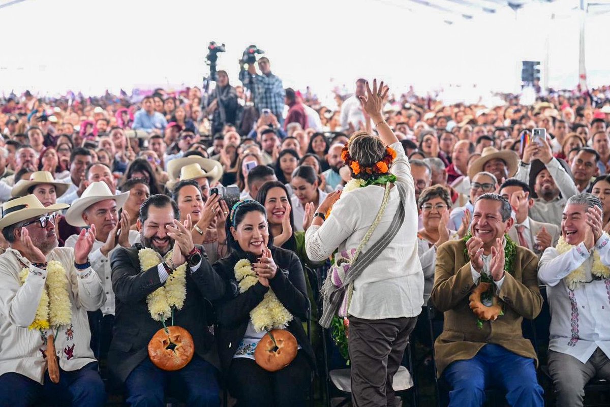 horacioduarteo's tweet image. Hoy tocó rendir cuentas en el sur del #EdoMéx 👏🏼
Nuestra querida Gobernadora @delfinagomeza encabezó su Segundo Informe de Gobierno en #Temascaltepec, donde cientos de mexiquenses hicieron notar su cariño por el gobierno humanista y cercano que ella lidera.