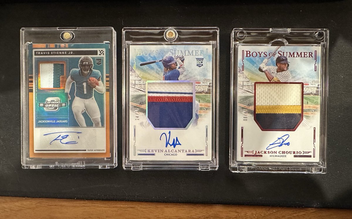 chillrips_cards's tweet image. I haven&apos;t seen much about it so I&apos;m posting a quick review of @ProMold&apos;s new EZ-Snap one touches and compare them to their magnetic ones

TL;DR: The improved price point comes at a quality cost, and I&apos;ll be sticking with magnetic one-touches for my premium cards. @WatchTheBreaks