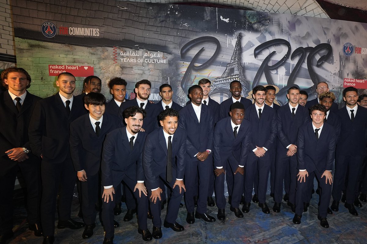 Mr_Gardani's tweet photo. أشرف حكيمي الوحيد الذي ظهر بملامح حزينة في صورة PSG الجماعية، خيبة أمل واضحة من تعامل النادي معه.
السؤال: هل ستتحرك الجامعة الملكية المغربية لكرة القدم لدعمه في سباق #TheBest و #CAF_Awards؟
#المغرب يملك اللوبي والإعلام.. هل يتحرك فوزي لقجع؟
@EnMaroc @FRMFOFFICIEL @MarocDiplo_AR https://t.co/Uqpg2yCcnF