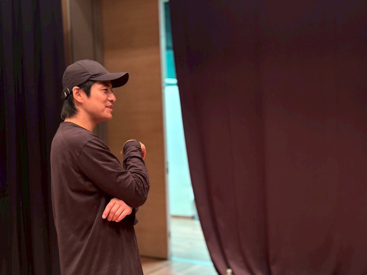 AraMiyaMusical's tweet photo. 【稽古日誌1️⃣0️⃣】
メインテーマの振付‼️

今回のメインテーマもめちゃくちゃかっこいい⚡️
そこに宮谷の演出、JUNKOさんの振付が加わって物凄い事になってます✨

みんな一回間違えると迷子になる案件ですね😅笑

これが完成したらどこ見ていいかわかんないくらい目まぐるしく全員が動いてます‼️

この道突き進みましょう🥰

#AMミュージカル
#リリィ