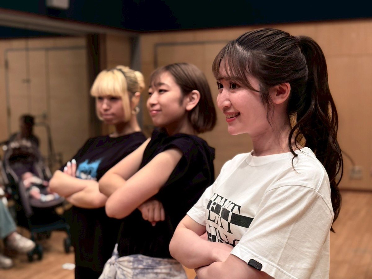 AraMiyaMusical's tweet photo. 【稽古日誌1️⃣0️⃣】
メインテーマの振付‼️

今回のメインテーマもめちゃくちゃかっこいい⚡️
そこに宮谷の演出、JUNKOさんの振付が加わって物凄い事になってます✨

みんな一回間違えると迷子になる案件ですね😅笑

これが完成したらどこ見ていいかわかんないくらい目まぐるしく全員が動いてます‼️

この道突き進みましょう🥰

#AMミュージカル
#リリィ
