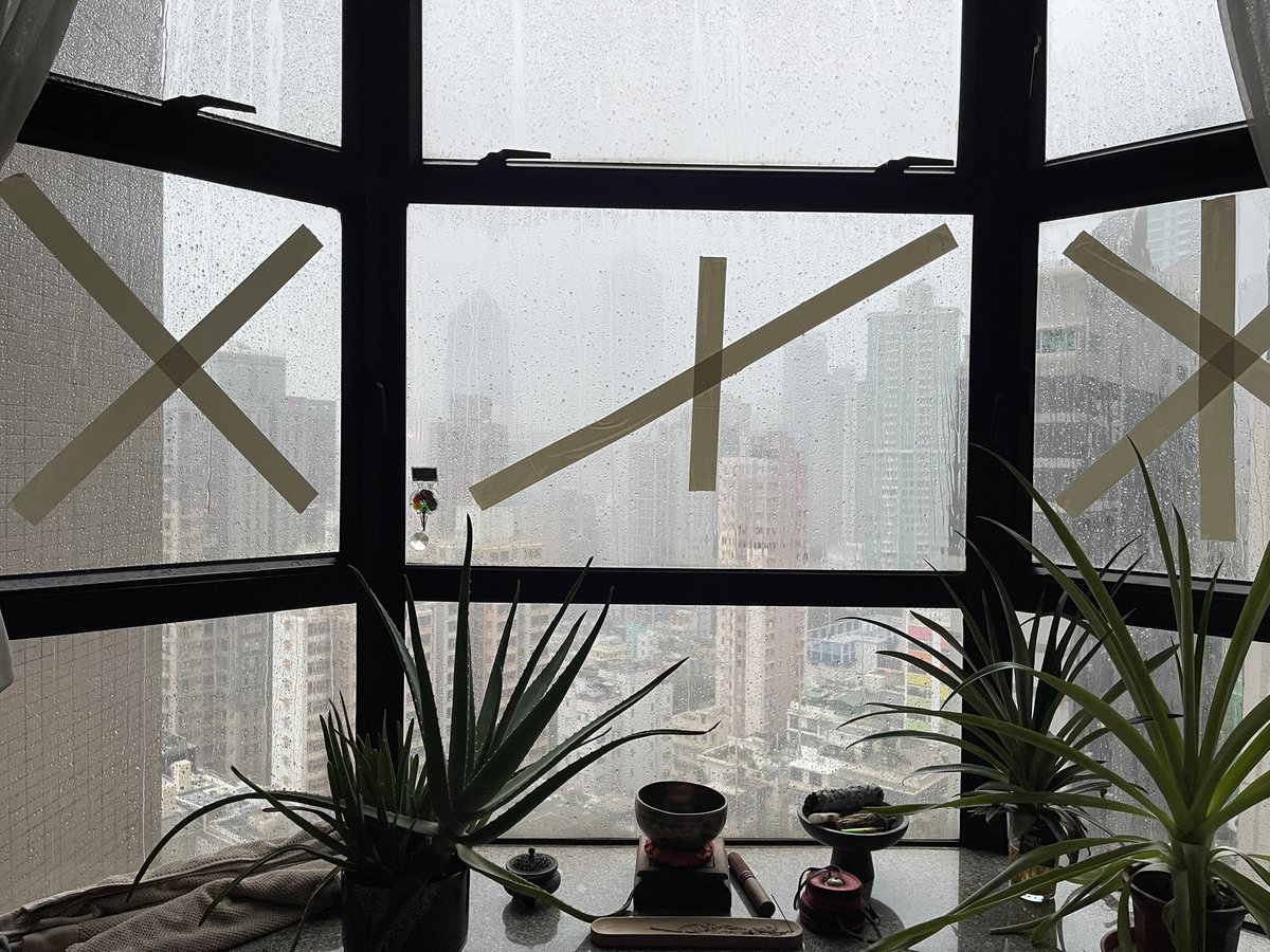 imtheyouss's tweet image. 7am in #HongKong and #TyphoonRagasa is still hitting the city.

It’s expected to be closest to Hong Kong during the next 2 hours with maximum gusts exceeding 188km per hours.

This is how it sounds from Mid-Levels / Sai Ying Pun with barely anything to see. #Ragasa