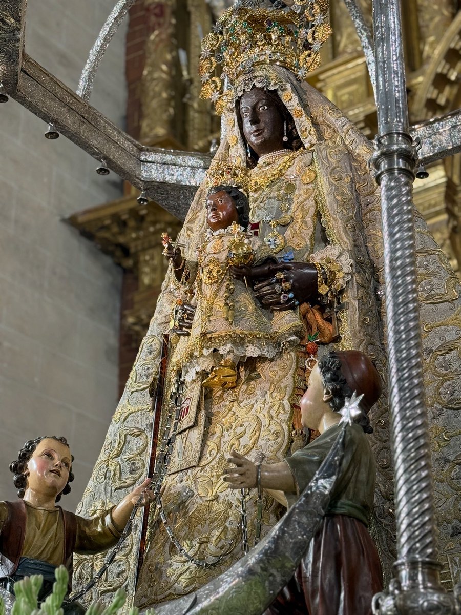 FELIZ DÍA DE NUESTRA MADRE DE LA MERCED CORONADA.

¡FELIZ DÍA DE NUESTRA AMANTÍSIMA PATRONA!

Felicitamos a nuestra querida Comunidad Mercedaria, que tantísimo bien hace en nuestra ciudad y en nuestra hermandad. 

Hoy por la mañana, el Grupo Joven realizará la tradicional