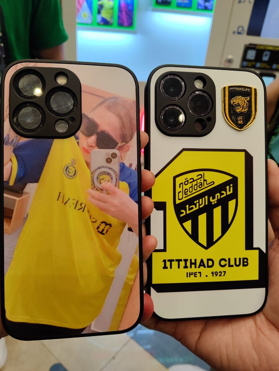 أنا وصديقي في فريقين متقابلين. لقد قمنا بطباعة صورة على حافظة هاتفنا وهي تبدو هكذا👇وااه! النصر سيفوز يوم الجمعة إن شاء الله!😊💙💛