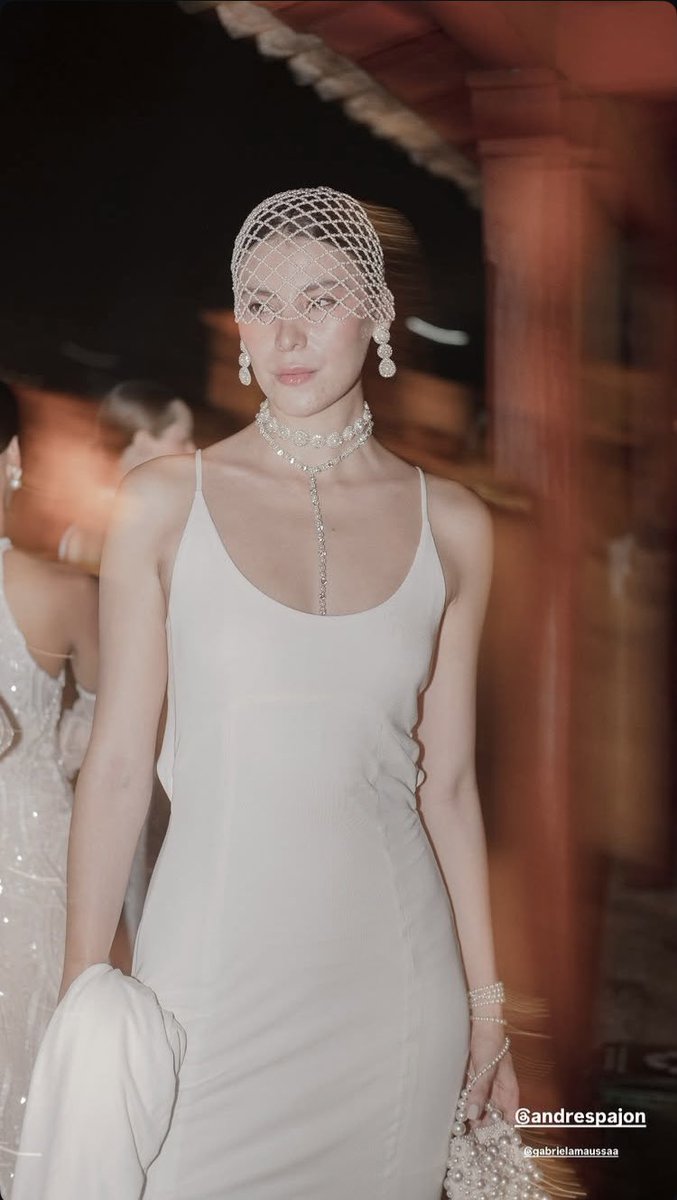 Mariateresamesa's tweet photo. ¿Ya vieron la pasarela de novias de @AndresPajon en el Castillo de San Felipe? 
Por aquí una selección de fotos para soñar.  Los accesorios estuvieron a cargo de Zawasky. https://t.co/zsuuIlYXLe