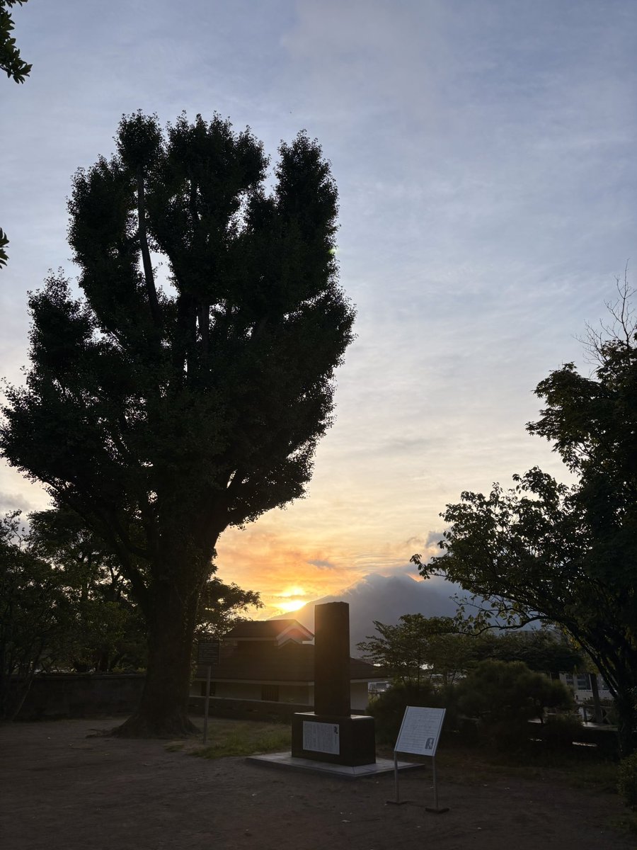 「150年後の世界に、私たちは何を遺すのか」をテーマに集う3日間にわたる #薩摩会議 はるばる来てよかった!

ちょうど南洲翁の命日だったので南洲神社から桜島を仰ぐ。

さ、ホームでやるしかない〜