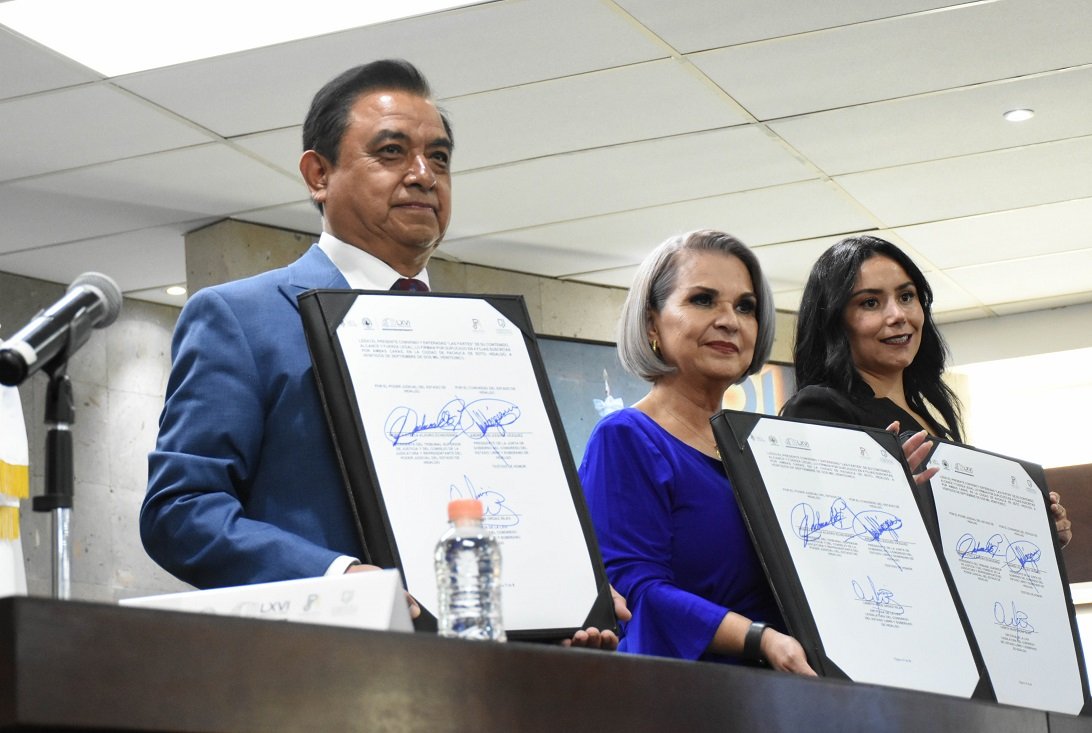 cursorenla's tweet image. Poder Legislativo y #PoderJudicial firman #conveniodecolaboración con el fin de servir mejor a las y los hidalguenses
@CongresoHidalgo 
cursorenlanoticia.com.mx/archivos/503275