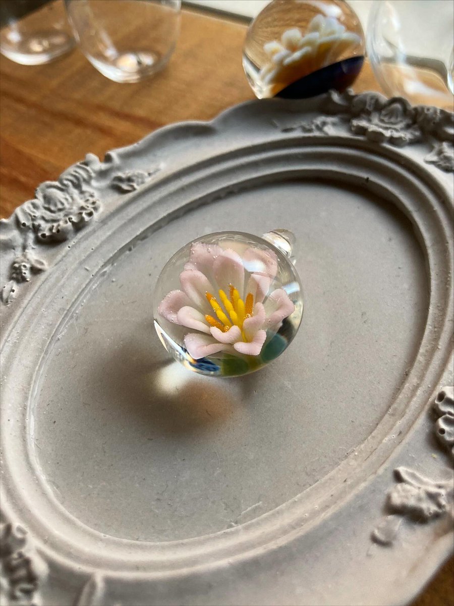 久しぶりにシンプルな蓮の花のインプロージョン。

雑司ヶ谷手創り市で在庫がだいぶ出たので、色々と補充していきます。

#ハンドメイド