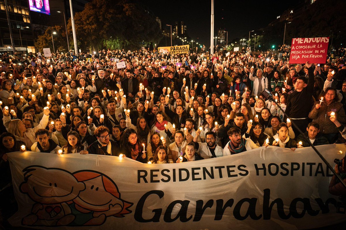 💜 Residente: resiliencia, compromiso, dedicación y lucha.
Hoy celebramos, pero también exigimos: somos trabajadores, no becarios.
En cada guardia dura y cada noche larga, nunca solos.
Las velas siguen encendidas 🕯️ los corazones siempre violetas 💜
#DíaDelResidente