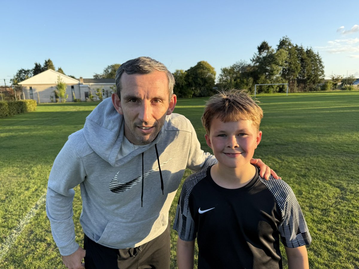 HamblePhil's tweet image. Another excellent 1-2-1 with @Staners6 in the  evening light before winter hits

Still on light duties from his sprained wrist so focus on technical ball control and distribution

Left foot is getting better and more confident each session. He loved long passing game at end