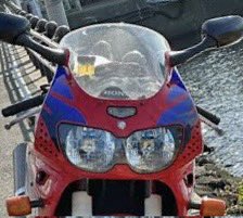 R_AREA2019's tweet image. ＃CBR
＃ガンダム

バイクや車のライトは電球からLEDになってどんどん小さく薄くなってきましたが、
ガンダムもゼータあたりで小さく薄くなり

でも最近はまた大きな目のガンダム増えてきましたね