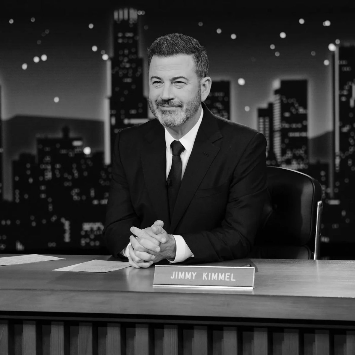 ElephantSignal's tweet image. 🚨BREAKING: Do you support Sinclair Broadcast Group refusing to air Jimmy Kimmel’s show ?

A. YES
b. NO

IF Yes, Give me a THUMBS-UP👍!
