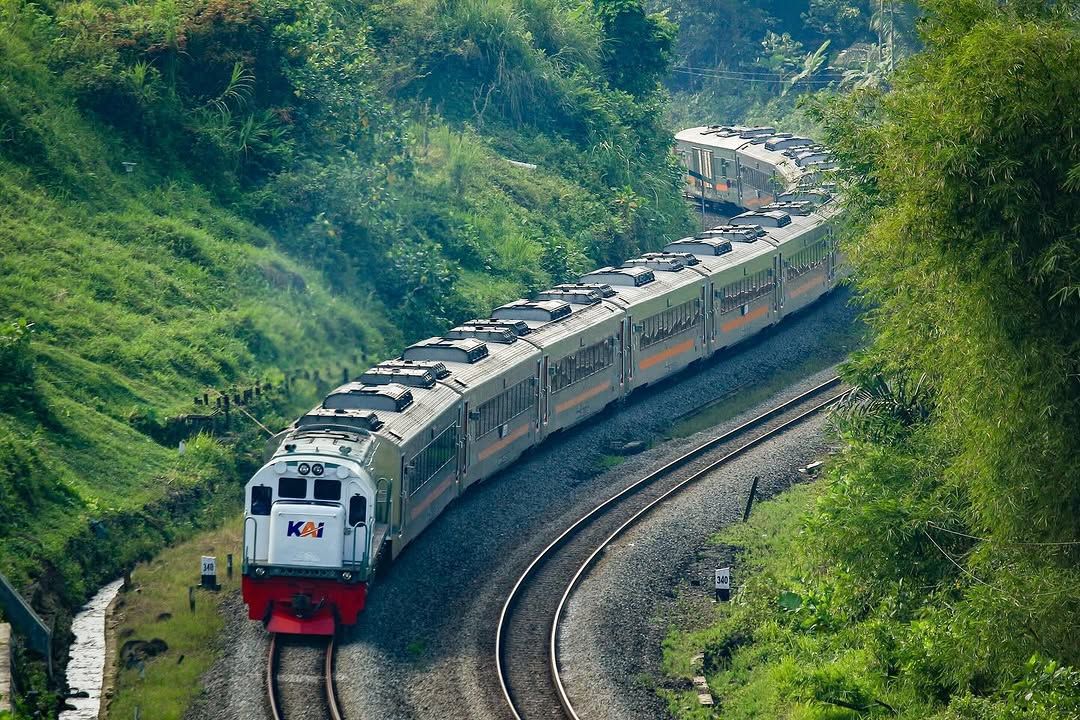 Tidak semua orang yang pergi harus dibenci.
Kadang, kita hanya perlu belajar melepaskan. 
Melepaskan bukan terpaksa untuk melupakan. 
Namun, sebuah pilihan agar tidak terjebak dalam kenangan. 💔

Selamat pagi, #SahabatKAI!

#KAI121

Support photo 🙏🏼: akmal.traintography21 (IG)