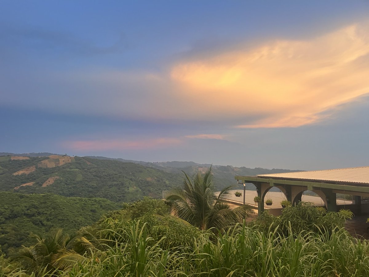 joeyjavaisgr8's tweet image. Beautiful colors tonight at Restaurante Chicuinaco