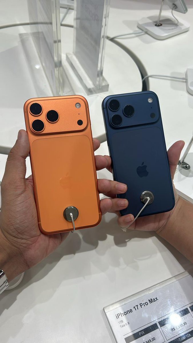 Fui no iPhone no almoço e já fiquei apaixonado pelo iPhone 17 Pro Max 😍📱
Agora a dúvida: qual cor é mais top? 🍊🟠 Laranja ou 🔵 Azul?