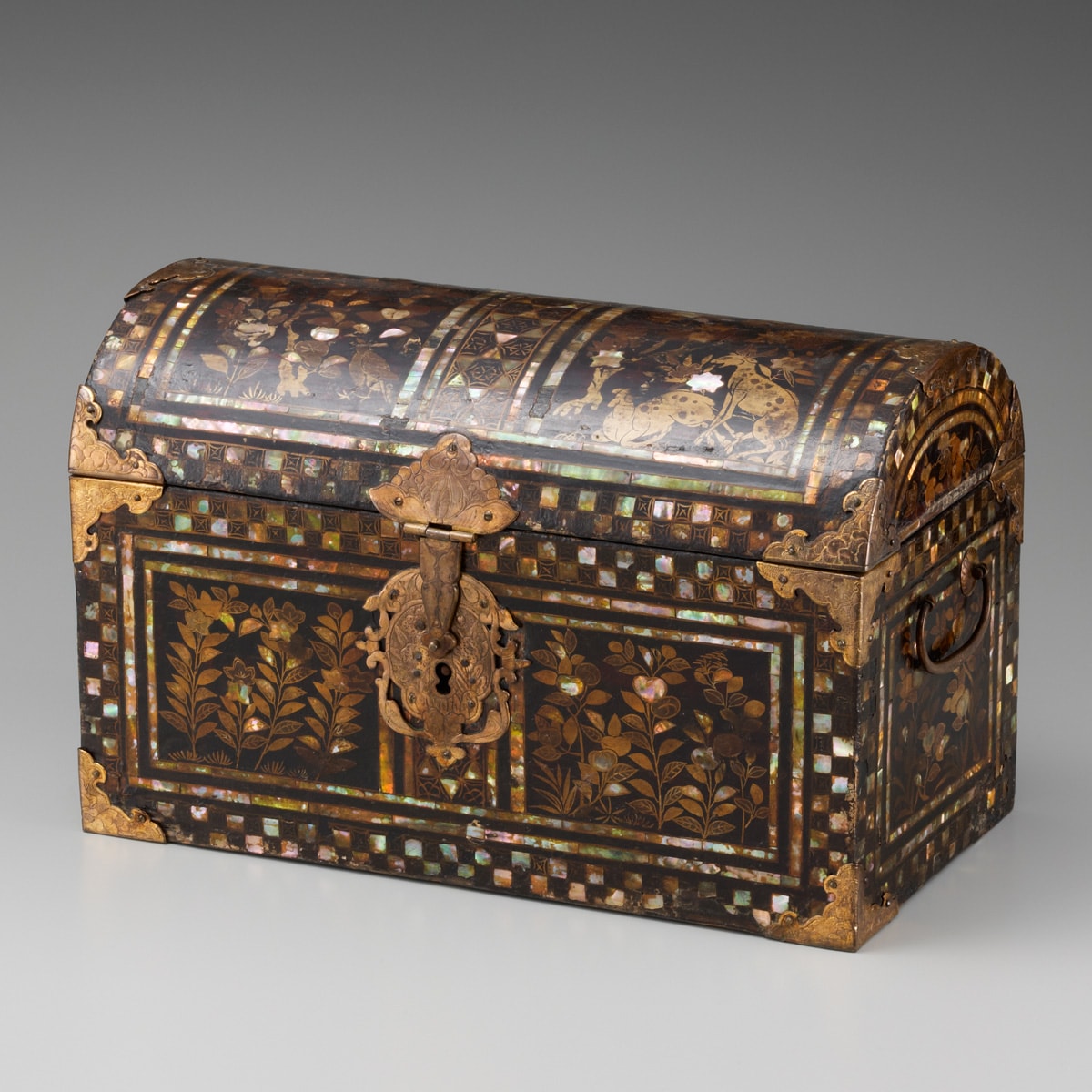 展示作品のご紹介：螺鈿細工蒔絵洋櫃 (桃山時代｜日本│金子皓彦