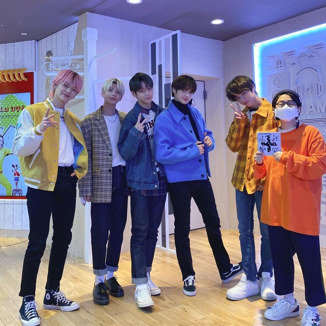:　𝐓EENS 𝐗 𝐓ITANS　☁️　✶　! tweet media