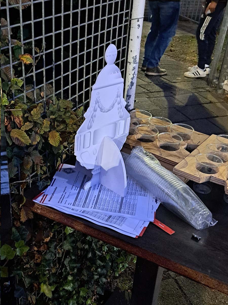 SjoerdVVV's tweet image. &apos;De beker&apos; heeft alweer de tweede voorronde bereikt. Helaas wordt het aantal amateurteams bijna 2x gehalveerd voordat er profs instromen en dus zijn de schare plaatsen zwaarbevochten.
Zo ook door @UDI19 en @Sportlust, waar de thuisploeg in een spannende pot net te kort kwam.