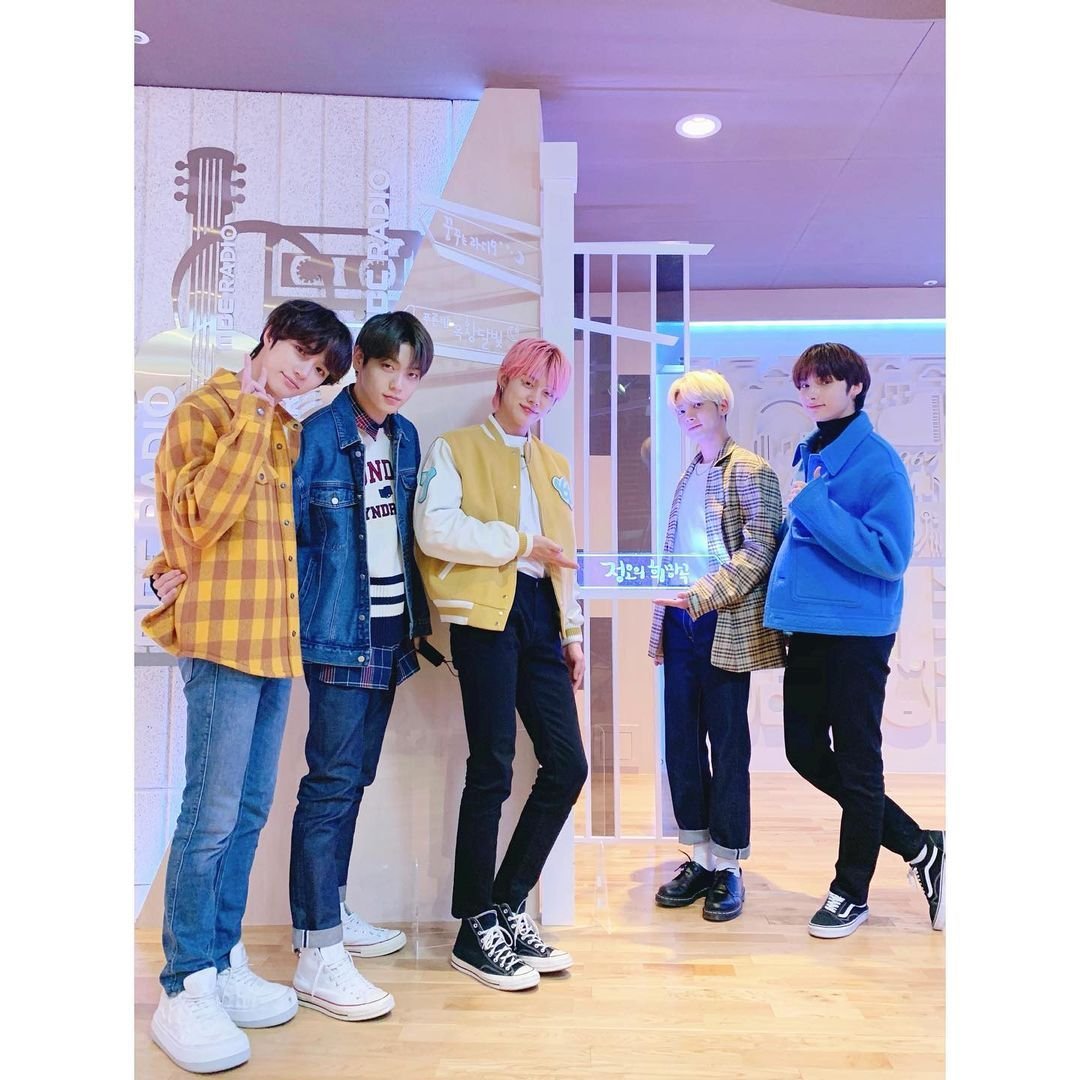 :　𝐓EENS 𝐗 𝐓ITANS　☁️　✶　! tweet media