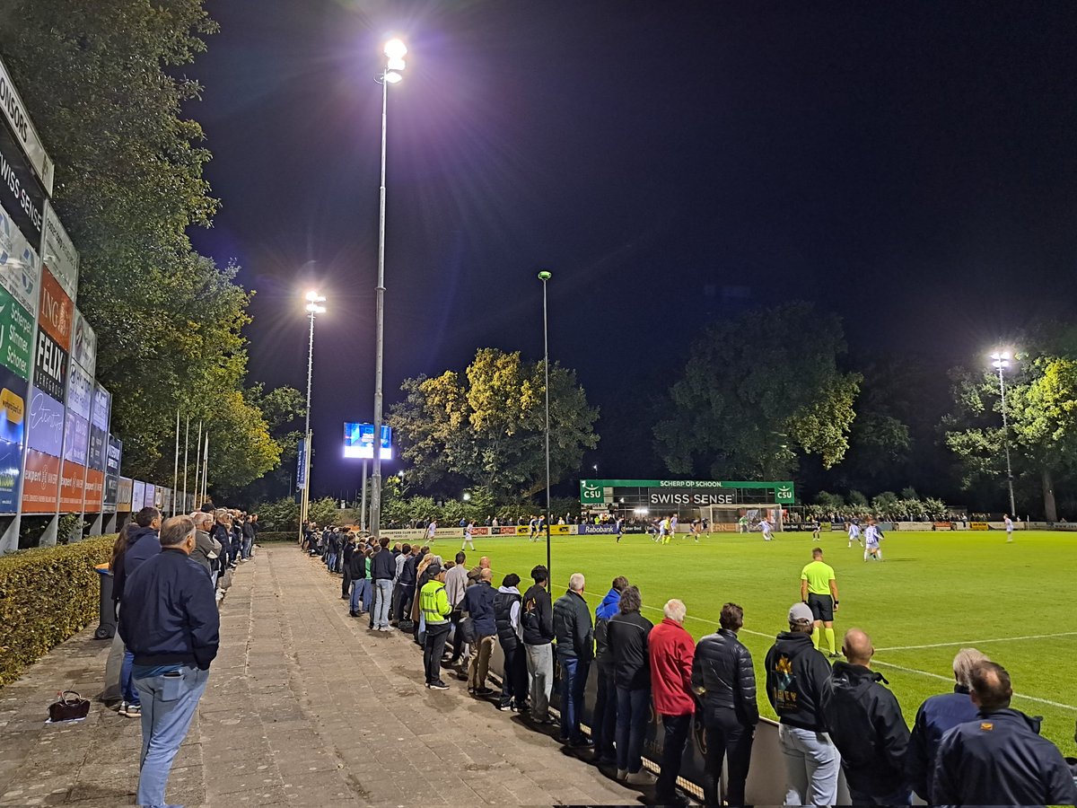 SjoerdVVV's tweet image. &apos;De beker&apos; heeft alweer de tweede voorronde bereikt. Helaas wordt het aantal amateurteams bijna 2x gehalveerd voordat er profs instromen en dus zijn de schare plaatsen zwaarbevochten.
Zo ook door @UDI19 en @Sportlust, waar de thuisploeg in een spannende pot net te kort kwam.