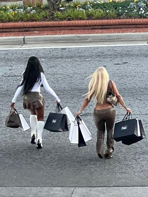 TROY_ism_'s tweet image. You cannot make me believe that this is NOT Beyoncé and Kelly. My brain will reject it.